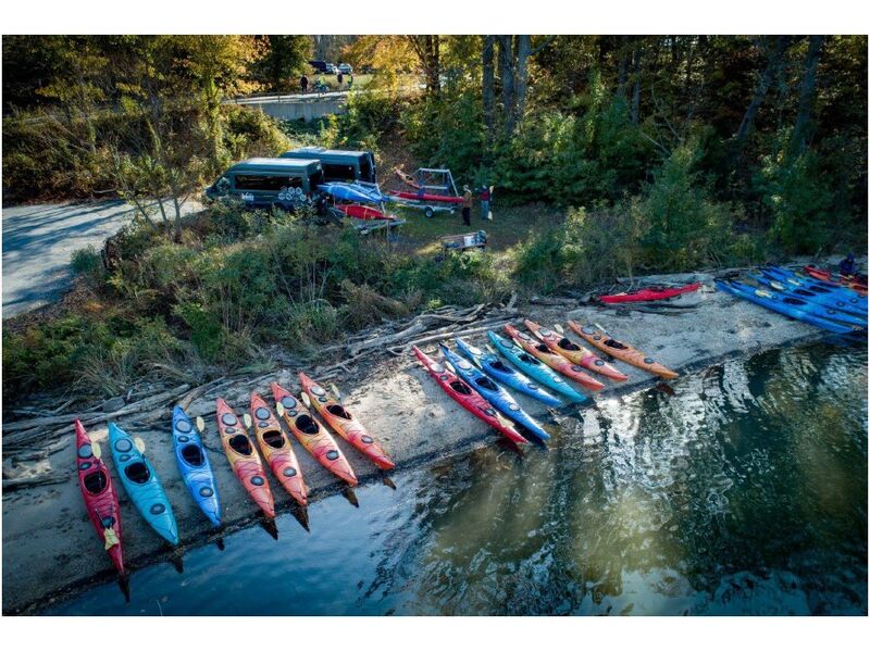 Kayak, paddle, gilets de sauvetage – avec gilet